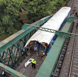 Ngeri! Potret Tabrakan Kereta di Argentina, Gerbong Robek Menganga
