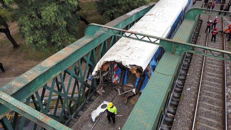 Tampilan drone menunjukkan tim penyelamat bekerja di lokasi tabrakan kereta api di Buenos Aires, Argentina, 10 Mei 2024. (REUTERS/Agustin Marcarian)