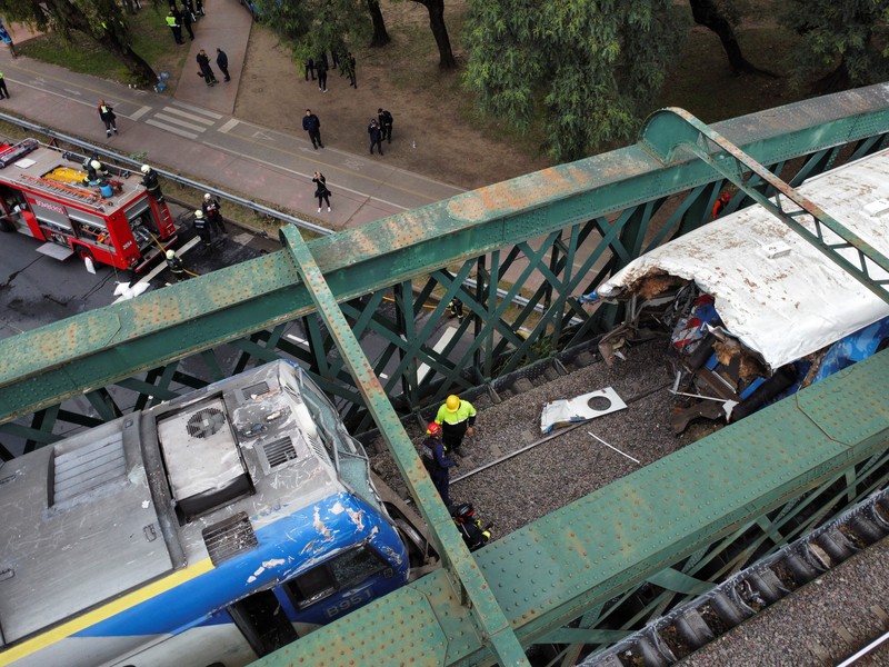 Tampilan drone menunjukkan tim penyelamat bekerja di lokasi tabrakan kereta api di Buenos Aires, Argentina, 10 Mei 2024. (REUTERS/Agustin Marcarian)