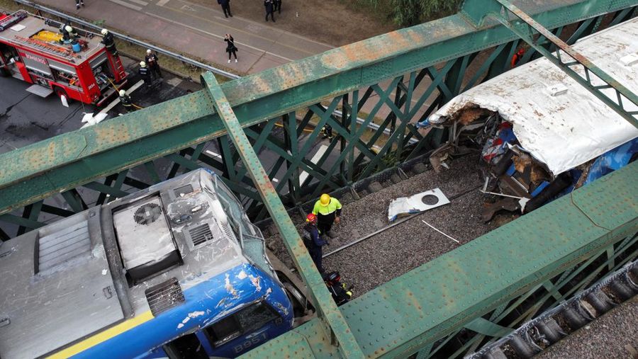 Tampilan drone menunjukkan tim penyelamat bekerja di lokasi tabrakan kereta api di Buenos Aires, Argentina, 10 Mei 2024. (REUTERS/Agustin Marcarian)