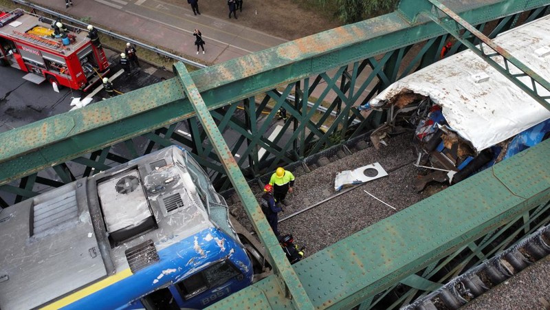 Tampilan drone menunjukkan tim penyelamat bekerja di lokasi tabrakan kereta api di Buenos Aires, Argentina, 10 Mei 2024. (REUTERS/Agustin Marcarian)