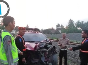 Toyota Rush Milik Anggota TNI Ringsek Dihantam KA Muatan BBM di Lahat