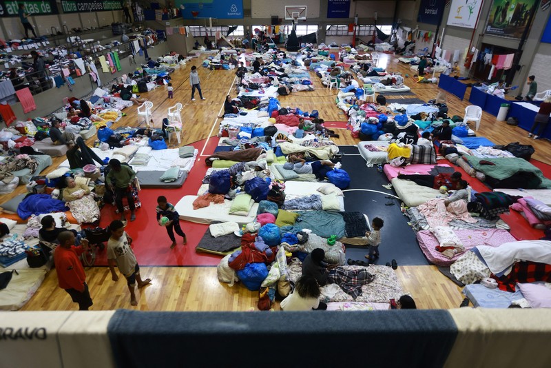 Warga yang dievakuasi dari kawasan banjir beristirahat di gym yang digunakan sebagai tempat berlindung di Porto Alegre, negara bagian Rio Grande do Sul, Brasil, 10 Mei 2024. Warga yang dievakuasi dari kawasan banjir beristirahat di gym yang digunakan sebagai tempat berlindung di Porto Alegre, negara bagian Rio Grande do Sul, Brasil, 10 Mei 2024. (REUTERS/Diego Vara)
