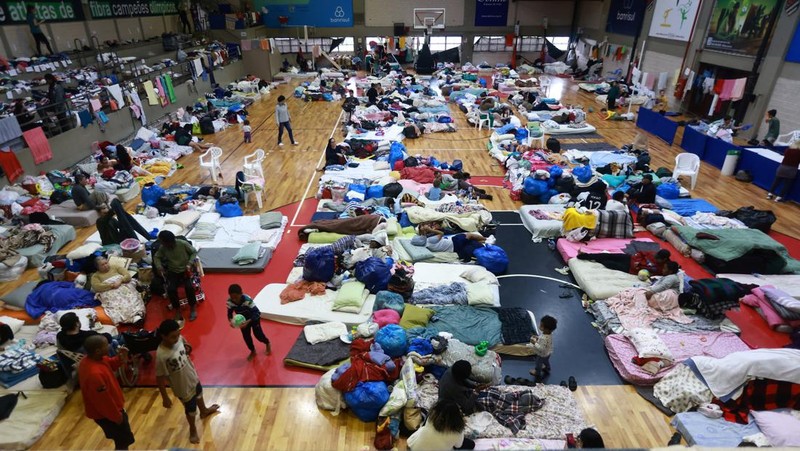 Warga yang dievakuasi dari kawasan banjir beristirahat di gym yang digunakan sebagai tempat berlindung di Porto Alegre, negara bagian Rio Grande do Sul, Brasil, 10 Mei 2024. (REUTERS/Diego Vara)
