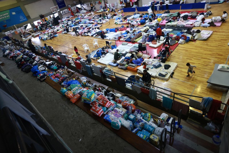 Warga yang dievakuasi dari kawasan banjir beristirahat di gym yang digunakan sebagai tempat berlindung di Porto Alegre, negara bagian Rio Grande do Sul, Brasil, 10 Mei 2024. Warga yang dievakuasi dari kawasan banjir beristirahat di gym yang digunakan sebagai tempat berlindung di Porto Alegre, negara bagian Rio Grande do Sul, Brasil, 10 Mei 2024. (REUTERS/Diego Vara)