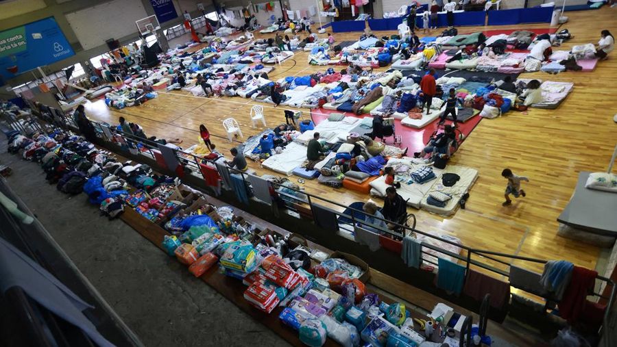 Warga yang dievakuasi dari kawasan banjir beristirahat di gym yang digunakan sebagai tempat berlindung di Porto Alegre, negara bagian Rio Grande do Sul, Brasil, 10 Mei 2024. (REUTERS/Diego Vara)