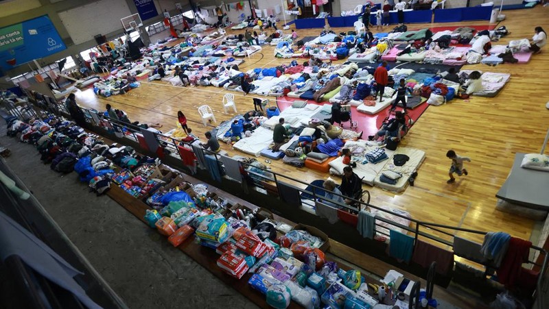 Warga yang dievakuasi dari kawasan banjir beristirahat di gym yang digunakan sebagai tempat berlindung di Porto Alegre, negara bagian Rio Grande do Sul, Brasil, 10 Mei 2024. (REUTERS/Diego Vara)