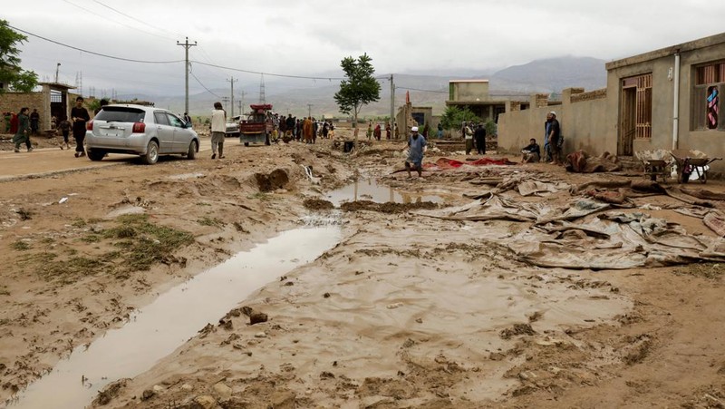 Afghan relatives offer prayers during a burial ceremony, near the graves of victim who lost their lives following flash floods after heavy rainfall at a village in Baghlan-e-Markazi district of Baghlan province on May 11, 2024. More than 300 people were killed in flash flooding in Afghanistan's northern province of Baghlan, the World Food Programme said on May 11. (Photo by Atif Aryan / AFP)