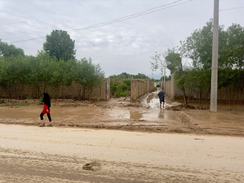 AFGHANISTAN-WEATHER-FLOOD Afghan relatives offer prayers during a burial ceremony, near the graves of victim who lost their lives following flash floods after heavy rainfall at a village in Baghlan-e-Markazi district of Baghlan province on May 11, 2024. More than 300 people were killed in flash flooding in Afghanistan's northern province of Baghlan, the World Food Programme said on May 11. (Photo by Atif Aryan / AFP)