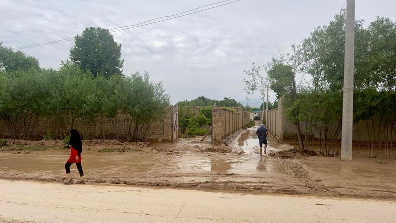 Afghan relatives offer prayers during a burial ceremony, near the graves of victim who lost their lives following flash floods after heavy rainfall at a village in Baghlan-e-Markazi district of Baghlan province on May 11, 2024. More than 300 people were killed in flash flooding in Afghanistan's northern province of Baghlan, the World Food Programme said on May 11. (Photo by Atif Aryan / AFP)