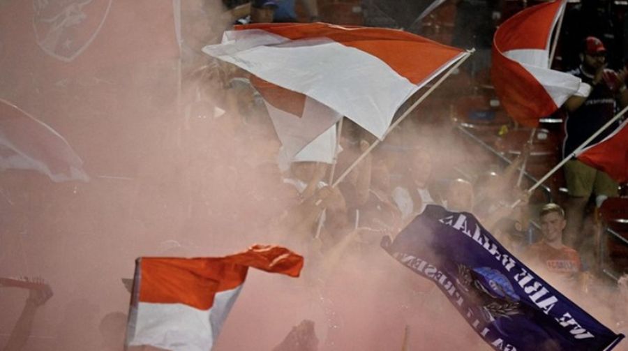 Bendera merah putih dikibarkan fans saat laga FC Dallas vs Austin FC. (USA TODAY Sports via Reuters Con/Jerome Miron)
