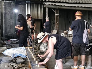 Delegasi WOMEX Takjub Proses Pembuatan Gamelan Gong di Klungkung