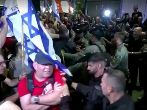 Polisi Dorong-Tembakkan Water Canon ke Massa Anti-Pemerintah di Israel