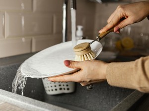 5 Cara Efektif Mencuci Peralatan Makan agar Tidak Berminyak