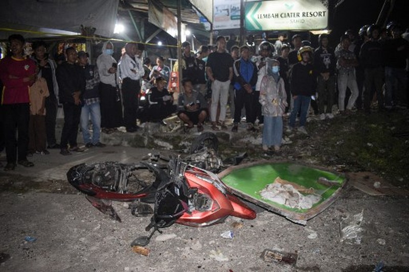 INDONESIA-ACCIDENT-BUS Officers check the debris and belongings of passengers after a bus crash that killed 11 people, according to local police, in Subang, West Java, on May 11, 2024. (Photo by Timur MATAHARI / AFP)