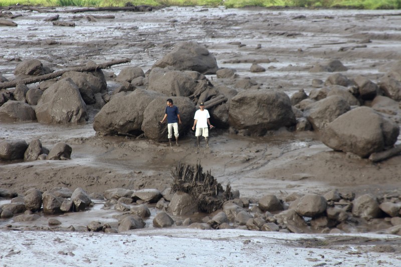 Indonesia Flash Floods People inspect an area affected by flash flood in Agam, West Sumatra, Indonesia, Sunday, May 12, 2024. Heavy rains and torrents of cold lava and mud rushing down a volcano on Indonesia’s Sumatra island have triggered flash floods that killed more than a dozen of people and injured several others, officials said Sunday. (AP Photo/Ali Nayaka)