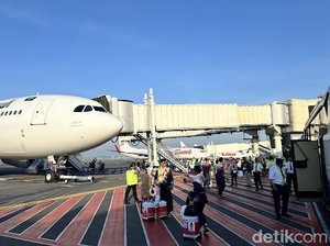 Jemaah Haji Kloter Pertama Berangkat dari Bandara Juanda ke Tanah Suci