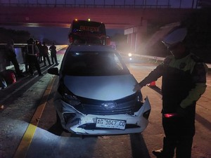 Oleng Saat Menyalip, Sigra Tabrak Bus Eka di Tol Madiun