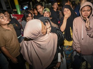 Tangis Haru dan Pelukan Erat ke Rombongan SMK Lingga Kencana yang Selamat