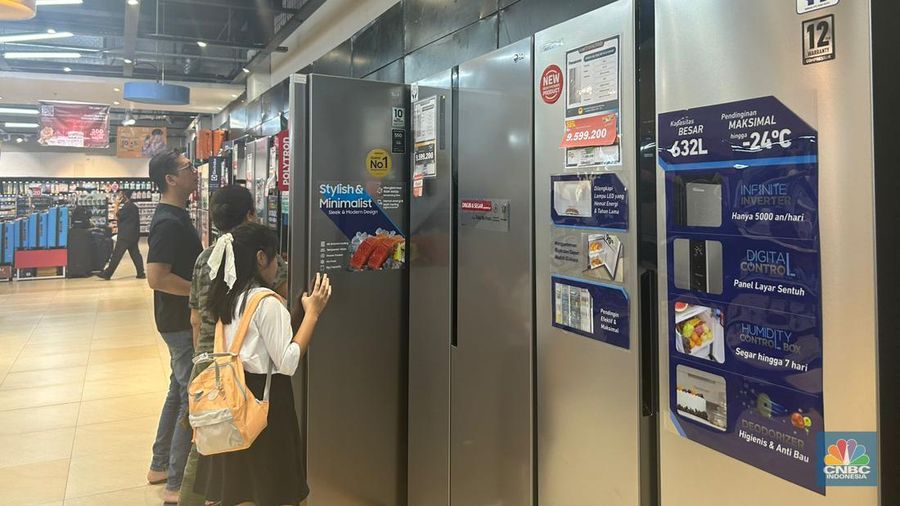 Pengunjung melihat-lihat produk elektronik di Transmart Central Park, Minggu (12/5/2024). (CNBC Indonesia/Elga)