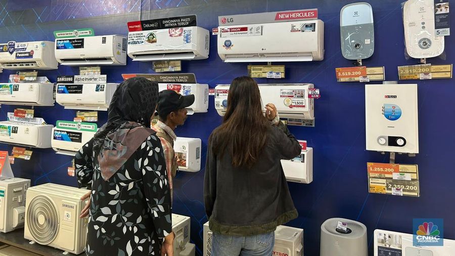 Pengunjung melihat-lihat produk elektronik di Transmart Central Park, Minggu (12/5/2024). (CNBC Indonesia/Elga)