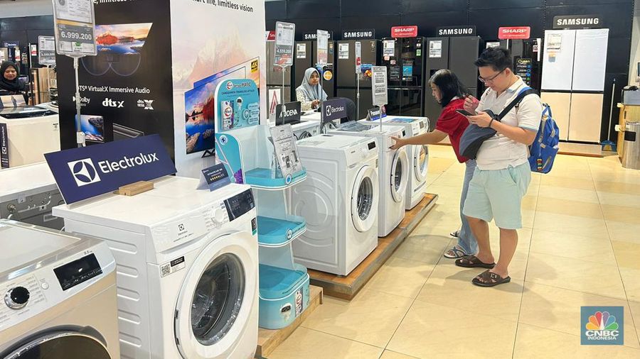 Pengunjung melihat-lihat produk elektronik di Transmart Central Park, Minggu (12/5/2024). (CNBC Indonesia/Elga)