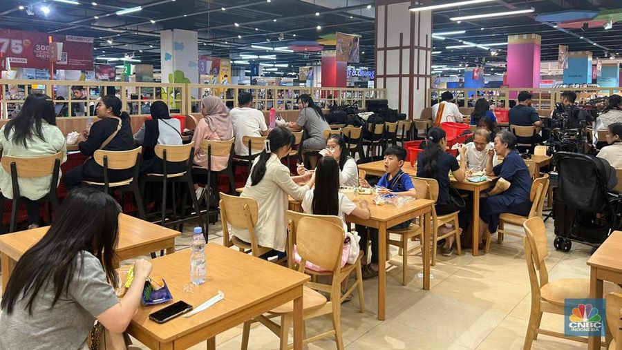 Pengunjung memadati area Oishiwa di Transmart, Central Park pada Minggu siang (12/5/2024). (CNBC Indonesia/Elga))