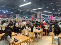 Diskon Besar! Pengunjung Serbu Makanan Khas Jepang di Transmart