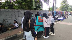 Cuana Panas Bikin Dagangan Penjual Es di CFD Jakarta Laris Manis