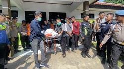 Isak Tangis Keluarga Iringi Penyerahan Jenazah Korban Bus Terguling di Subang