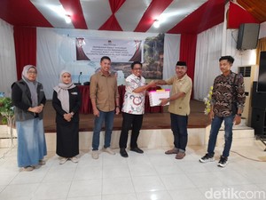 KPU Selayar Nyatakan Berkas Bapaslon Independen Rahman-Marowa Penuhi Syarat