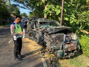 Detik-detik Laka Maut 2 Mobil Adu Banteng di Wonogiri Menurut Polisi