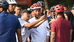 Jokowi Sepedaan di CFD Lagi Tadi Pagi, Warga Berebut Ajak Selfie