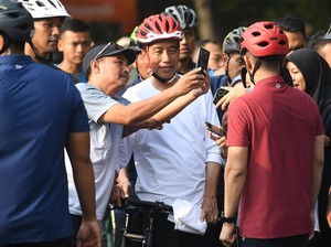 Jokowi Sepedaan di CFD Lagi Tadi Pagi, Warga Berebut Ajak Selfie