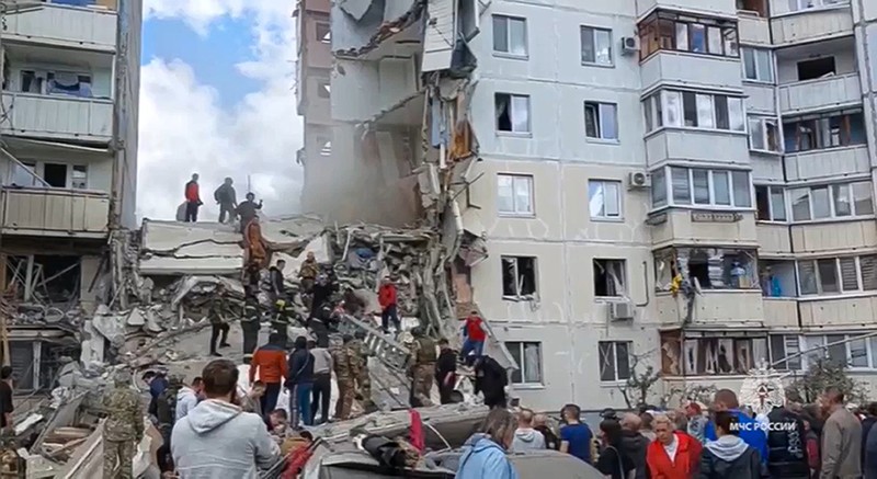 Runtuhnya salah satu blok apartemen bertingkat, akibat apa yang oleh pemerintah setempat disebut sebagai serangan rudal Ukraina, dalam konflik Rusia-Ukraina di kota Belgorod, Rusia, 12 Mei 2024. (REUTERS/Stringer) Runtuhnya salah satu blok apartemen bertingkat, akibat apa yang oleh pemerintah setempat disebut sebagai serangan rudal Ukraina, dalam konflik Rusia-Ukraina di kota Belgorod, Rusia, 12 Mei 2024. (REUTERS/Stringer)