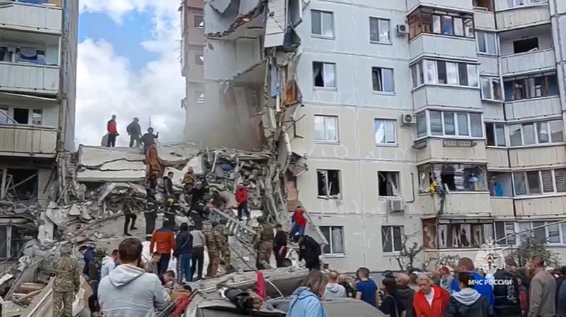 Runtuhnya salah satu blok apartemen bertingkat, akibat apa yang oleh pemerintah setempat disebut sebagai serangan rudal Ukraina, dalam konflik Rusia-Ukraina di kota Belgorod, Rusia, 12 Mei 2024. (REUTERS/Stringer)