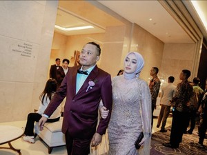 Momen-momen Santyka Fauziah Dampingi Sule di Pernikahan Rizky Febian