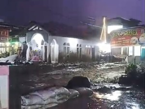 Banjir Terjang Kawasan Gunung Marapi, Jalan Padang-Bukittinggi Terputus