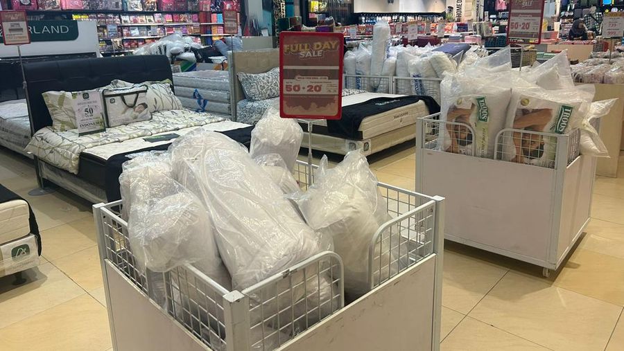Transmart Full Dale Sale di Transmart Central Park, Jakarta, Minggu, 12/5. (վ/Elga)