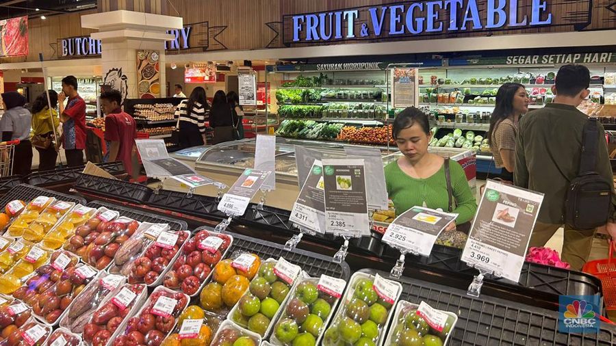 Sejumlah pengunjung membeli kebutuhan rumah tangga di Transmart Central Park, Jakarta, Minggu, 12/5. (CNBC Indonesia/Elga)