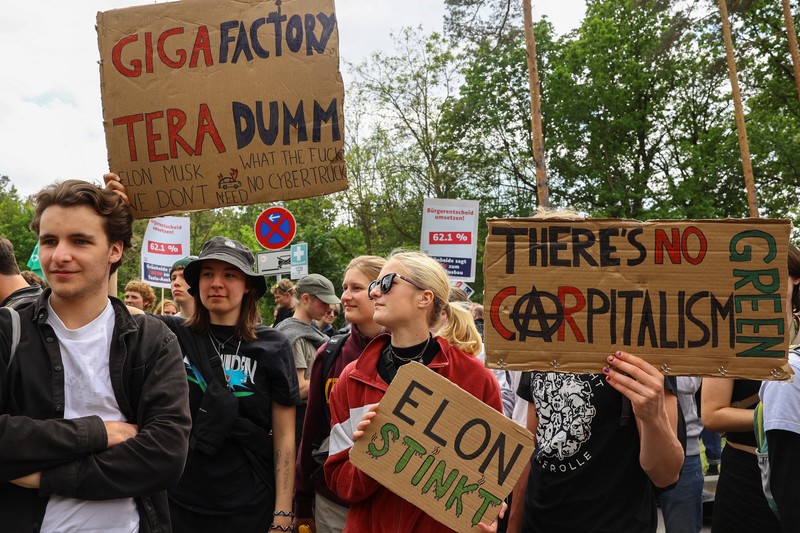 Demonstran memprotes perluasan Tesla Gigafactory, di Gruenheide dekat Berlin, Jerman, 11 Mei 2024. Demonstran memprotes perluasan Tesla Gigafactory, di Gruenheide dekat Berlin, Jerman, 11 Mei 2024. (REUTERS/Christian Mang)