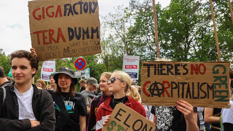 Demonstran memprotes perluasan Tesla Gigafactory, di Gruenheide dekat Berlin, Jerman, 11 Mei 2024. (REUTERS/Christian Mang)