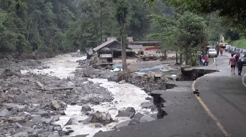 Gambar udara yang diambil dan dirilis Badan Nasional Penanggulangan Bencana (BNPB) pada 12 Mei 2024 ini menunjukkan kawasan yang rusak akibat banjir bandang dan aliran lahar dingin dari gunung berapi di Tanah Datar, Sumatera Barat (Photo by Handout / INDONESIA DISASTER MITIGATION AGENCY / AFP)