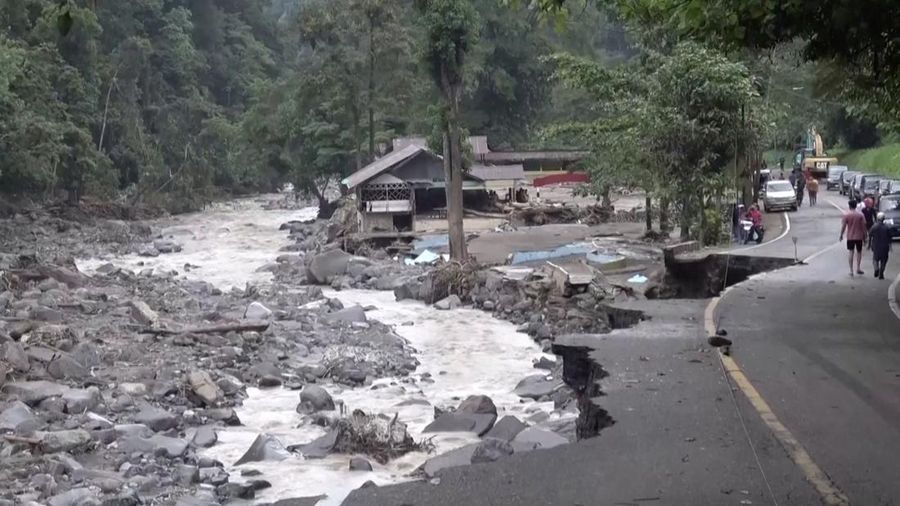 Gambar udara yang diambil dan dirilis Badan Nasional Penanggulangan Bencana (BNPB) pada 12 Mei 2024 ini menunjukkan kawasan yang rusak akibat banjir bandang dan aliran lahar dingin dari gunung berapi di Tanah Datar, Sumatera Barat (Photo by Handout / INDONESIA DISASTER MITIGATION AGENCY / AFP)