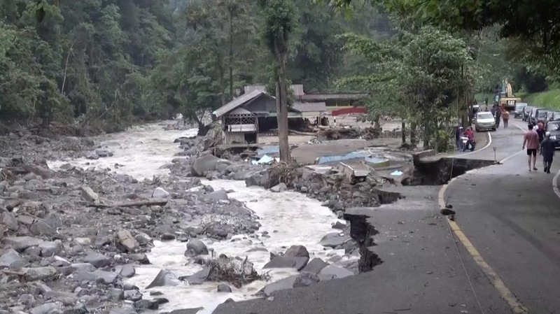 Gambar udara yang diambil dan dirilis Badan Nasional Penanggulangan Bencana (BNPB) pada 12 Mei 2024 ini menunjukkan kawasan yang rusak akibat banjir bandang dan aliran lahar dingin dari gunung berapi di Tanah Datar, Sumatera Barat (Photo by Handout / INDONESIA DISASTER MITIGATION AGENCY / AFP)