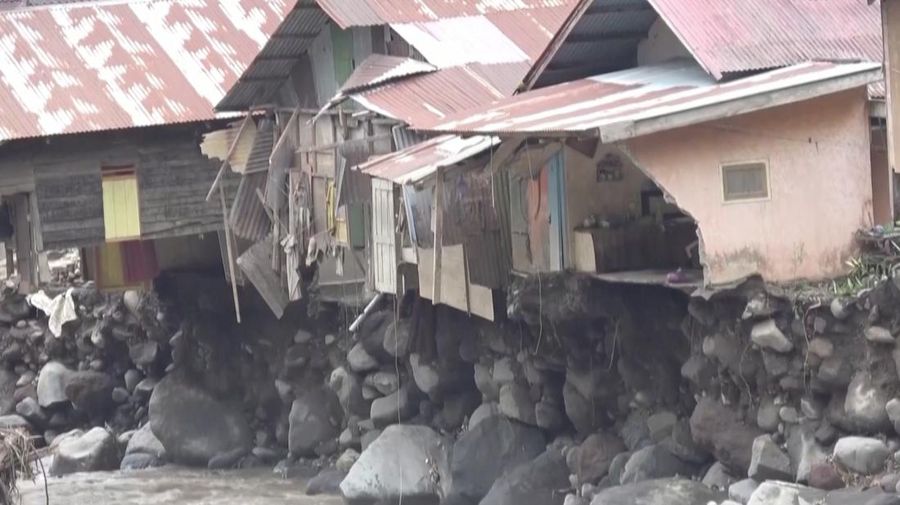 Badan Nasional Penanggulangan Bencana (BNPB) mencatat, sebanyak 37 orang meninggal dunia akibat dari banjir bandang lahar dingin di wilayah Sumatera Barat yang dipicu oleh hujan lebat dengan intensitas tinggi di wilayah hulu Gunung Marapi sejak Sabtu malam (11/05/2024). (Tangkapan Layar Video Reuters/BASARNAS)