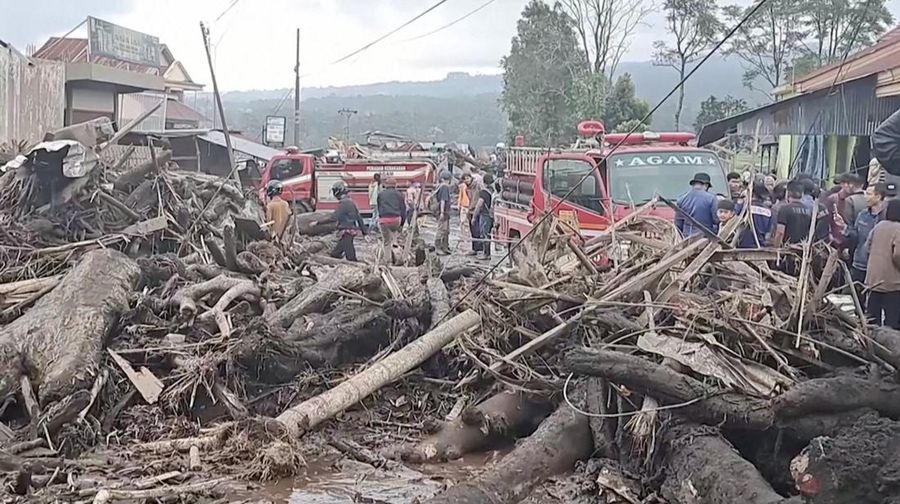 Badan Nasional Penanggulangan Bencana (BNPB) mencatat, sebanyak 37 orang meninggal dunia akibat dari banjir bandang lahar dingin di wilayah Sumatera Barat yang dipicu oleh hujan lebat dengan intensitas tinggi di wilayah hulu Gunung Marapi sejak Sabtu malam (11/05/2024). Badan Nasional Penanggulangan Bencana (BNPB) mencatat, sebanyak 37 orang meninggal dunia akibat dari banjir bandang lahar dingin di wilayah Sumatera Barat yang dipicu oleh hujan lebat dengan intensitas tinggi di wilayah hulu Gunung Marapi sejak Sabtu malam (11/05/2024). (Tangkapan Layar Video Reuters/BASARNAS)
