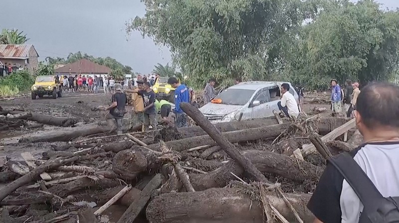 Gambar udara yang diambil dan dirilis Badan Nasional Penanggulangan Bencana (BNPB) pada 12 Mei 2024 ini menunjukkan kawasan yang rusak akibat banjir bandang dan aliran lahar dingin dari gunung berapi di Tanah Datar, Sumatera Barat (Photo by Handout / INDONESIA DISASTER MITIGATION AGENCY / AFP)