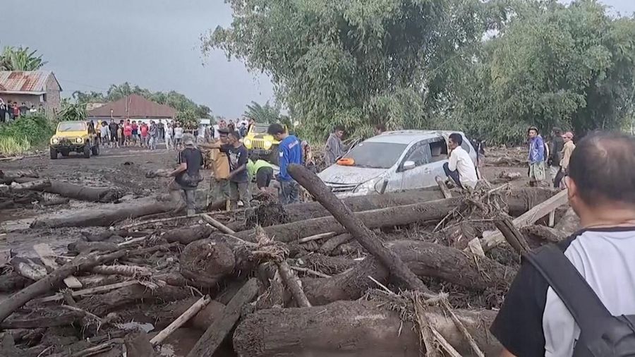 Gambar udara yang diambil dan dirilis Badan Nasional Penanggulangan Bencana (BNPB) pada 12 Mei 2024 ini menunjukkan kawasan yang rusak akibat banjir bandang dan aliran lahar dingin dari gunung berapi di Tanah Datar, Sumatera Barat (Photo by Handout / INDONESIA DISASTER MITIGATION AGENCY / AFP)