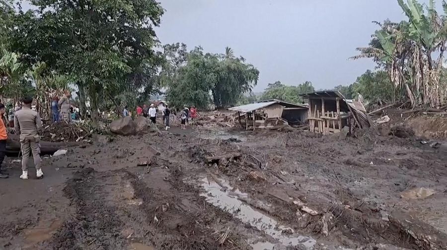Badan Nasional Penanggulangan Bencana (BNPB) mencatat, sebanyak 37 orang meninggal dunia akibat dari banjir bandang lahar dingin di wilayah Sumatera Barat yang dipicu oleh hujan lebat dengan intensitas tinggi di wilayah hulu Gunung Marapi sejak Sabtu malam (11/05/2024). (Tangkapan Layar Video Reuters/BASARNAS)